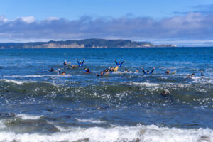 1° Medio B del Liceo Víctor Ríos Ruiz de Antuco en la playa de Cocholgüe en el premio ganado gracias a los desafíos de cursos colaborativos del Programa de Liderazgo Biobío Outdoor.