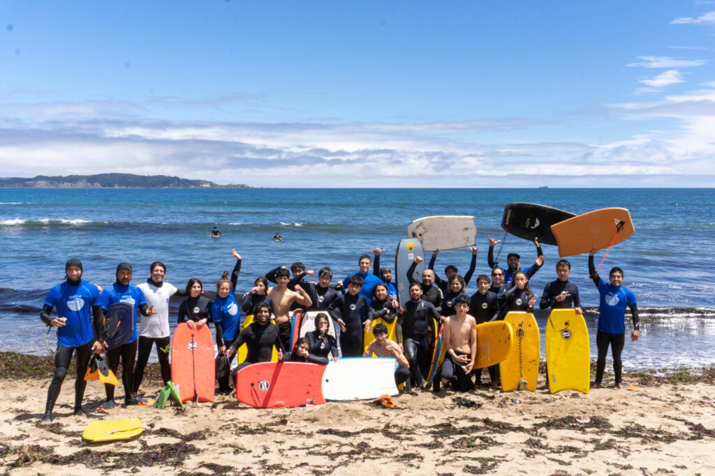 1°Medio C del Liceo CEBAT de Tomé en la playa de Cocholgüe en el premio ganado gracias a los desafíos de cursos colaborativos del Programa de Liderazgo Biobío Outdoor.