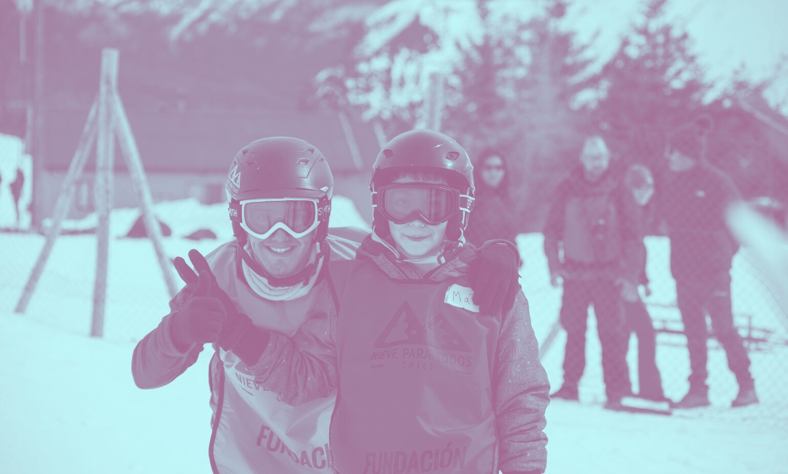 Francisco Castillo junto a un estudiante en un terreno en la nieve.